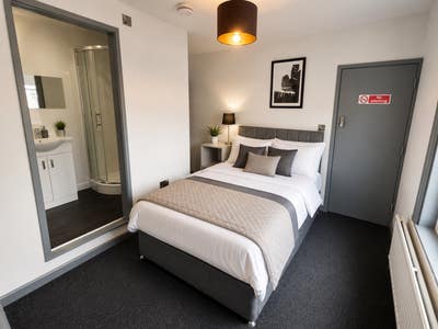 🚨Modern En Suite Room Ideal for Rolls Royce🚨 Main Photo