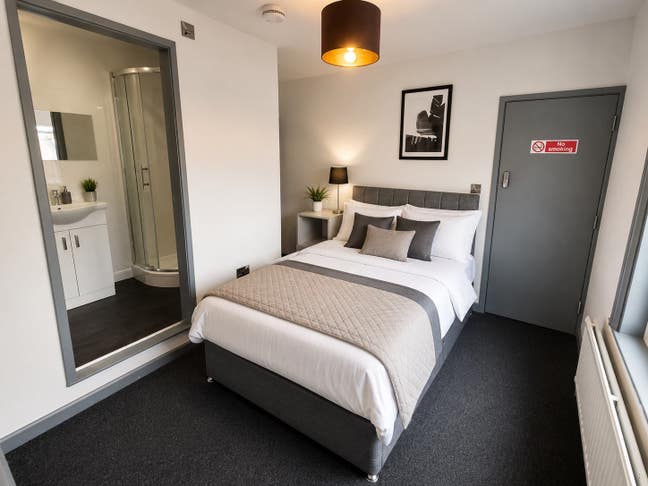 🚨Modern En Suite Room Ideal for Rolls Royce🚨 Main Photo