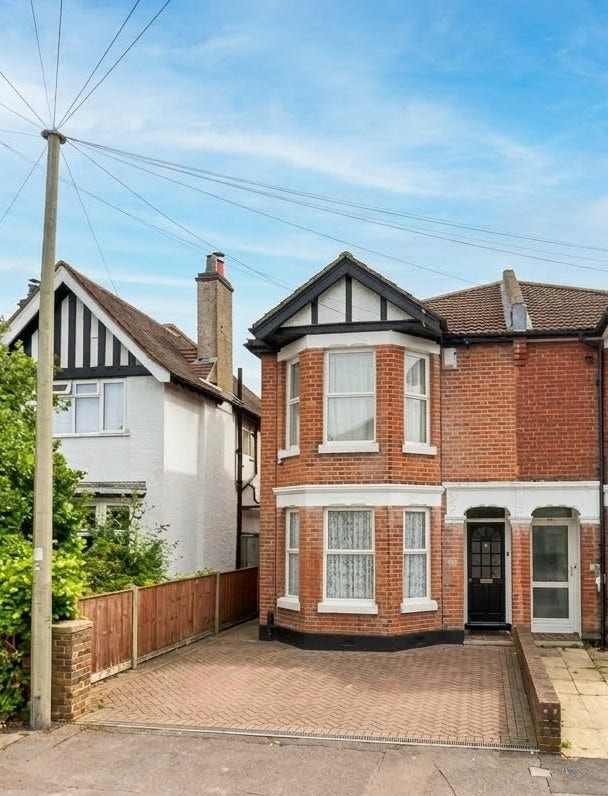 Beautiful 5-Bedroom Student House in The Polygon Main Photo