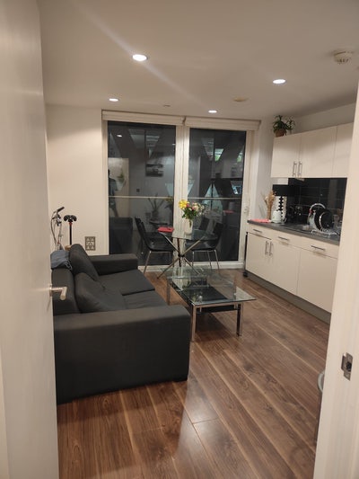 Modern En-Suite Double Bedroom in MediaCity Main Photo