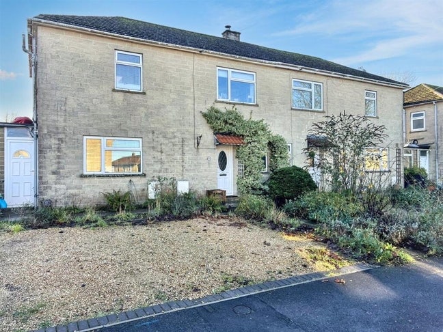 Room in spacious 5 bed shared house - with parking Main Photo