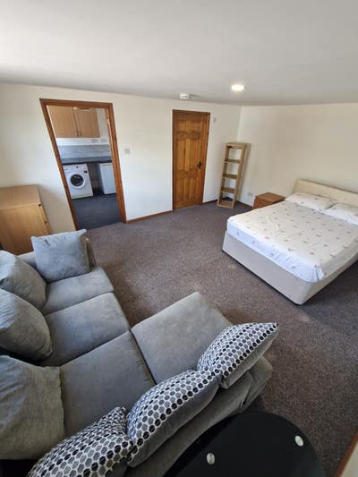 Studio Flat Self Contained  Main Photo