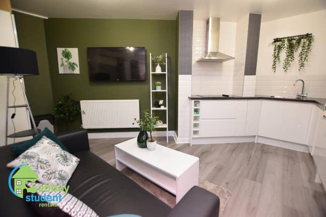 ✨ 2-Bed Student House 5min walk to university  Main Photo
