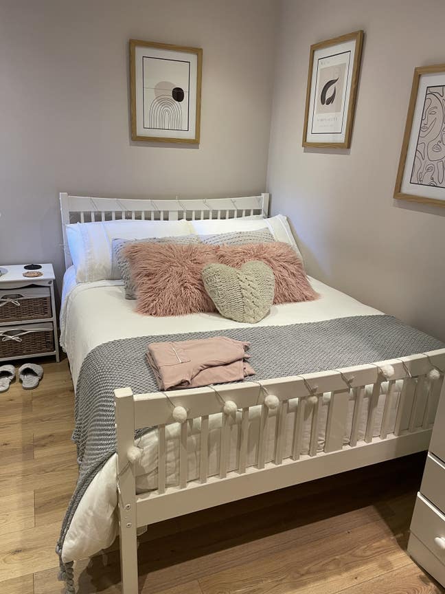 Lovely  double bedroom with en suite and lounge Main Photo