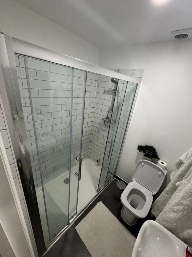 Large Double En-Suite Room in Clapham Old Town  Main Photo