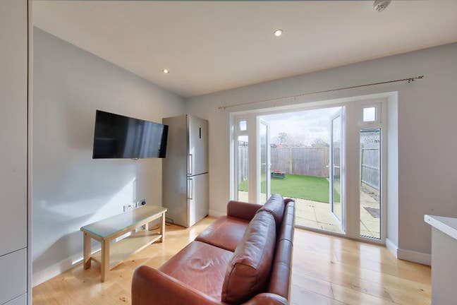 En Suite-Kitchenette-Self Contained Studio-Garden Main Photo