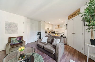 Bow Quarter Room Main Photo