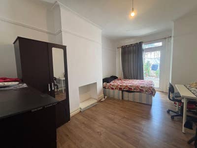 Large double rooom available  Main Photo