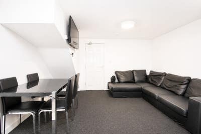 1 Double Room For A Great Price In L6! Main Photo