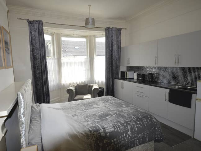 1 Double room, own kitchen area. &pound;110 per week! Main Photo