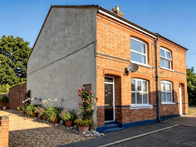 4 Bedroom Terraced House | Quiet Area | LU3  Main Photo