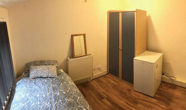 Quite room in shared house  Main Photo