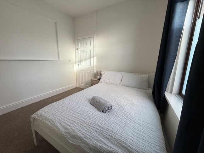 2 minute walk from BAE, newly reno double bedroom Main Photo