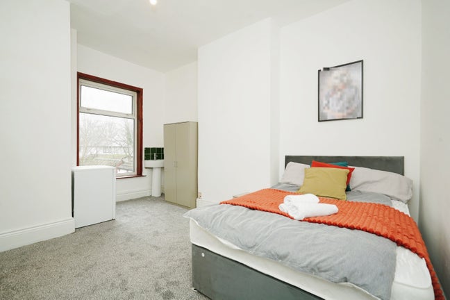 Extra large double room close to Train station Main Photo