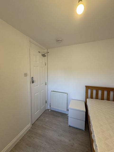 F/Furnished Large S/Room with an Ensuite in MK6 Main Photo