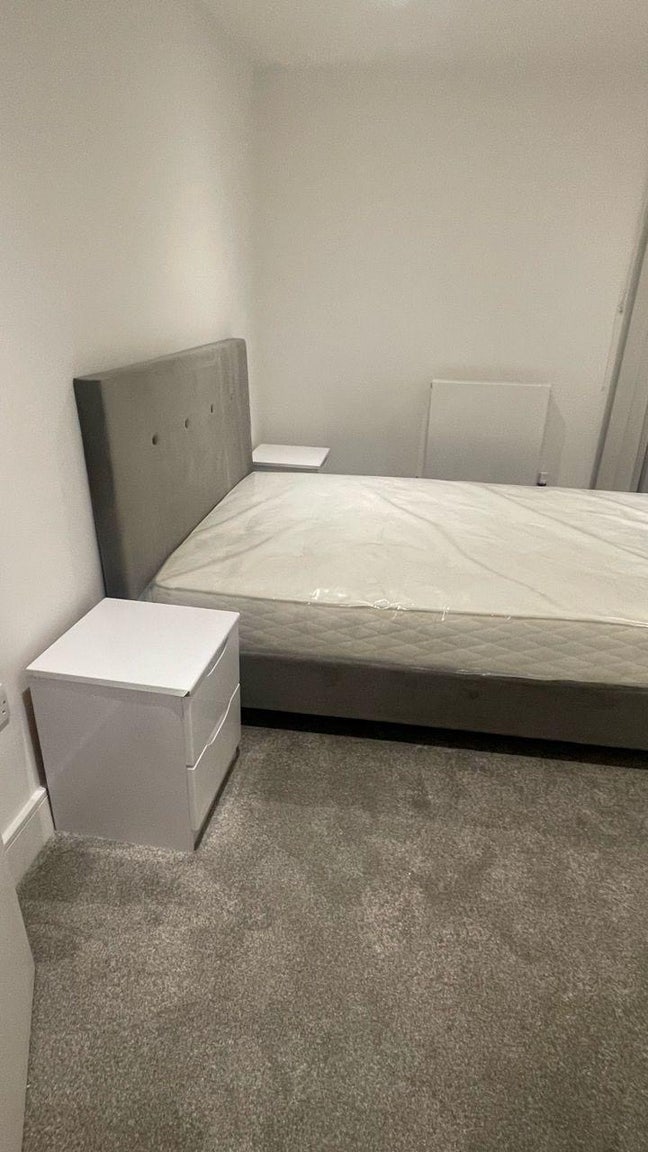 Ensuite modern double room in high spec apartment  Main Photo