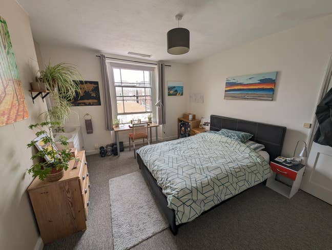 Double room in large 3 bed maisonette  Main Photo