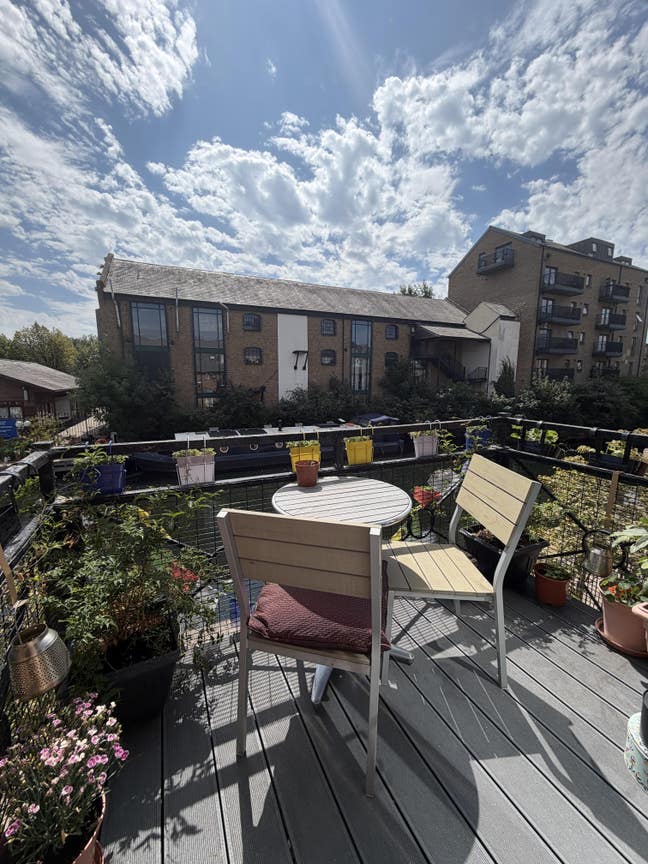 Modern Canal-Side Flat by Victoria Park Main Photo