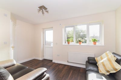 Double rooms available in a well maintain property Main Photo