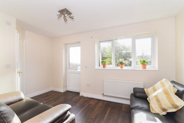Double rooms available in a well maintain property Main Photo