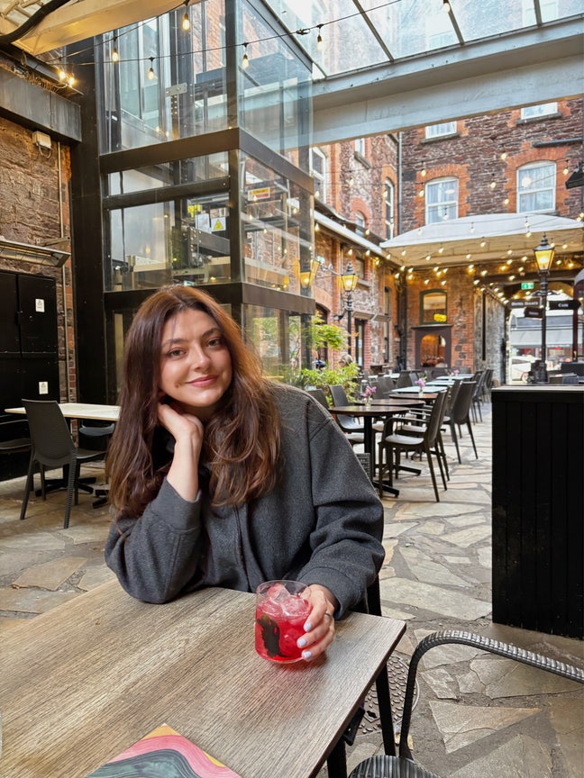 Female professional searching for room  Main Photo