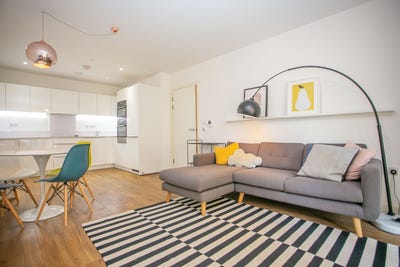 🏙️ Modern 2 Bed | Gym & Concierge Main Photo