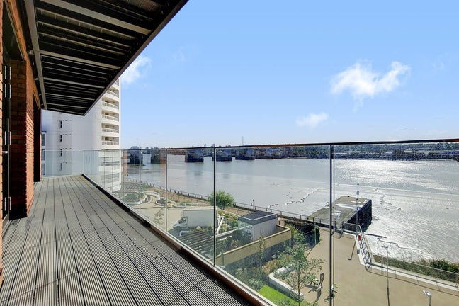 En-Suite Room Available in Royal Warf Main Photo