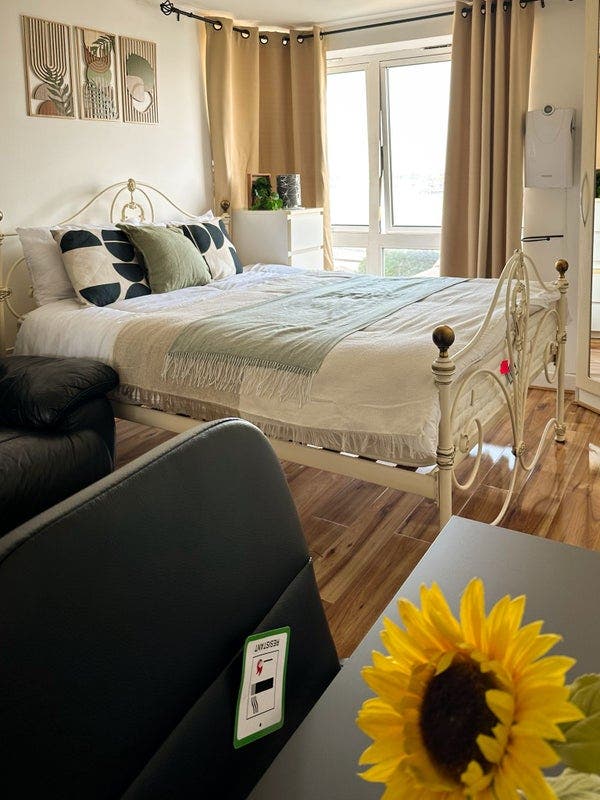 🏡 Double Room with Stunning Thames View  Main Photo