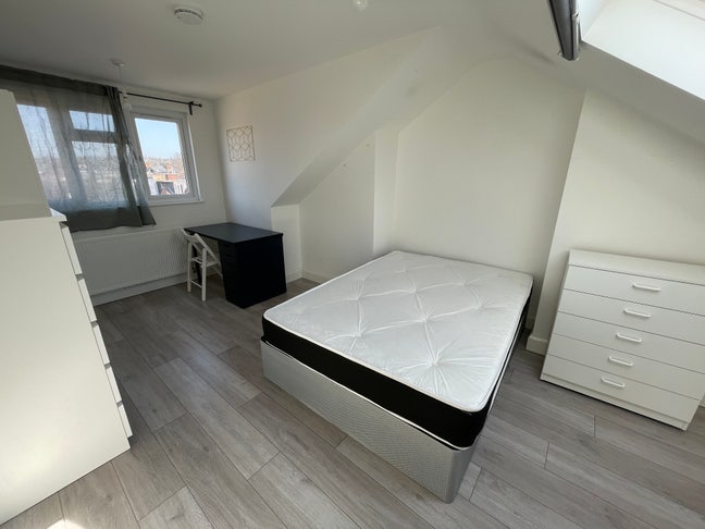 Large Double Ensuite Clean Flat Close Amenities  Main Photo