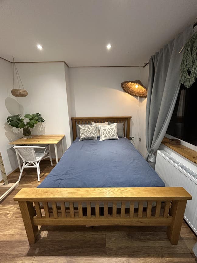 Spacious double room with own shower and a toilet Main Photo