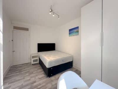 Big Bright Double Room in a 3-Bed Flat /Mayfair  Main Photo