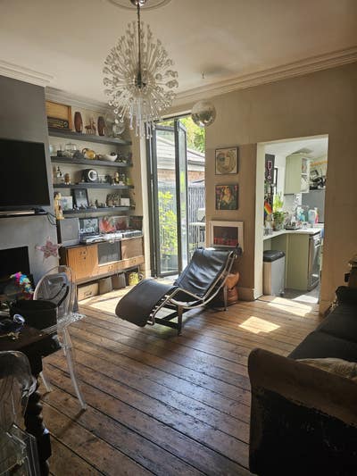 Medium sized Double room with Bay Window Main Photo