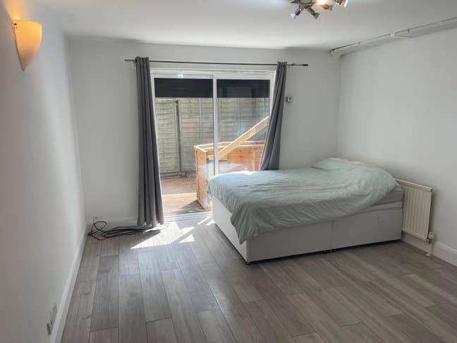 Bright and lovely Studio Flat with garden| NW10 Main Photo