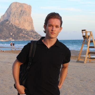 postgrad (25) with remote job, visa sorted, Sept Main Photo