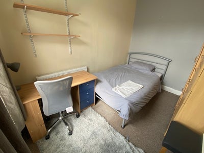 STUDENTS: furnished room in a 3-bed house share Main Photo