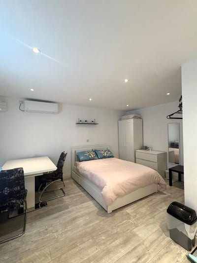 Studio flat available to rent in Harrow, HA2  Main Photo