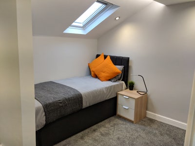 Modern Double Room in Centre of Huddersfield Main Photo