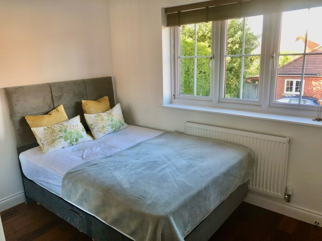 Modern double room in a family home Main Photo