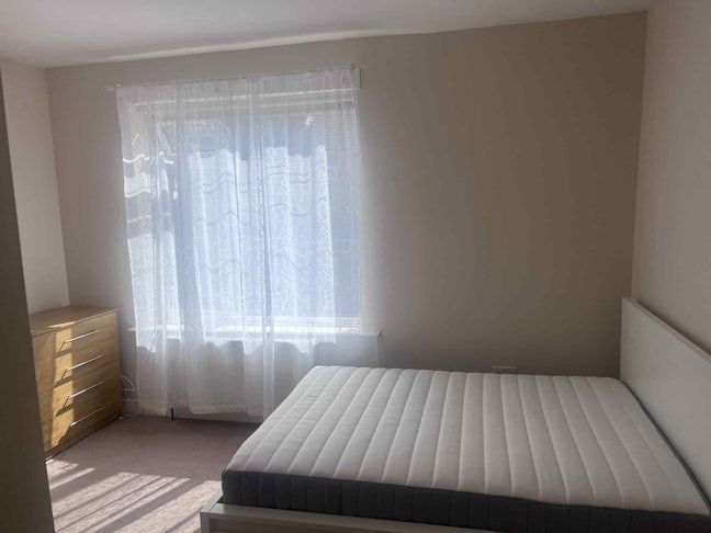 Large double room with en suite  Main Photo
