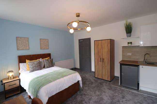 🔥Huge En‑Suite Rooms with Private Kitchenettes🔥 Main Photo