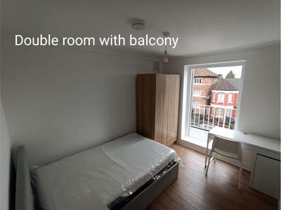 Bright Room with Balcony View in Modern Flat Main Photo