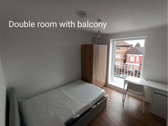 Bright Room with Balcony View in Modern Flat Main Photo