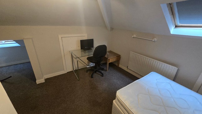 10 Bedroom Semi- Detached House- Only &pound;400 deposit Main Photo