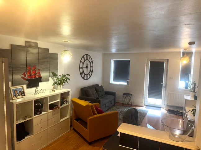 Furnished Double BedRoom close to public transport Main Photo