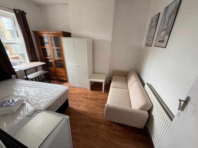 Spacious rooms available in KT6 Main Photo