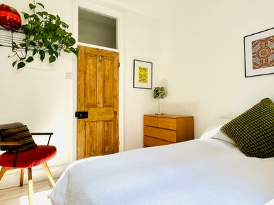 Small, clean and cosy room in stylish apartment Main Photo