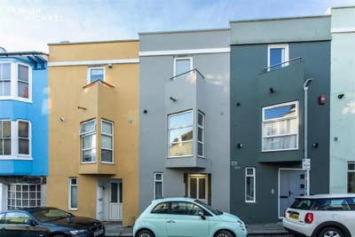 ISO 3 flatmates for property 1 st from beach Main Photo