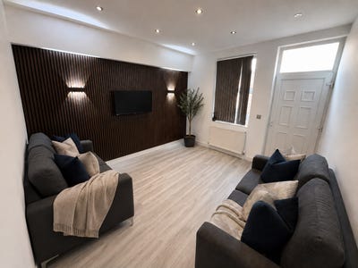 Newly Renovated City Centre Rooms Avail Sept/Oct Main Photo