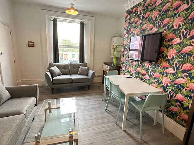 Double room with September Rent paid Main Photo