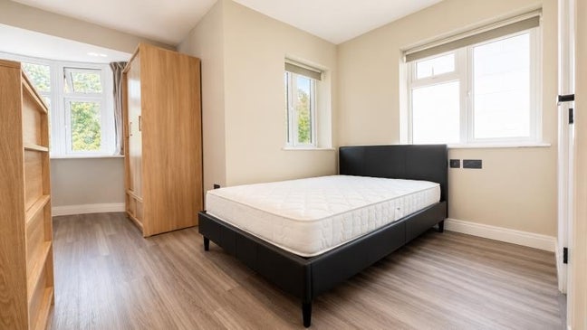 Rooms in newlyrefurbished house SW19 Main Photo